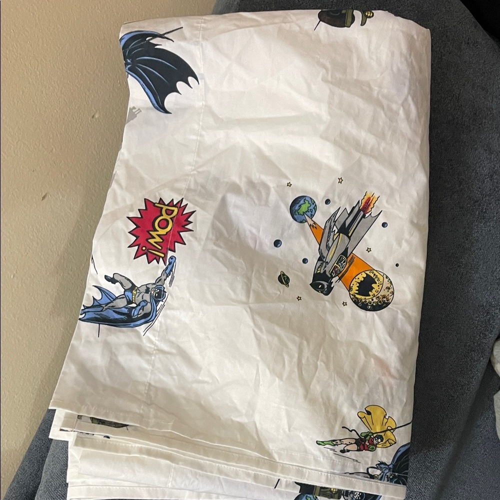 POTTERY BARN KIDS BATMAN & ROBIN WHITE BLUE BLACK RED TWIN FLAT SHEET 60 X 92 - Picture 1 of 5
